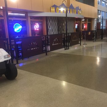 Mountain Room Bar - Opens at 06:00? It's now 06:40 and the lazily moving staff seem to have zero interest in opening? - American Near Me - SeaTac, Washington