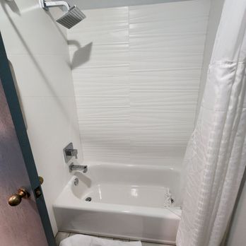 Edgewater Inn - Shower. - Hotels Near Me - Coos Bay, Oregon Edgewater Inn - Shower. - Hotels Near Me - Coos Bay, Oregon