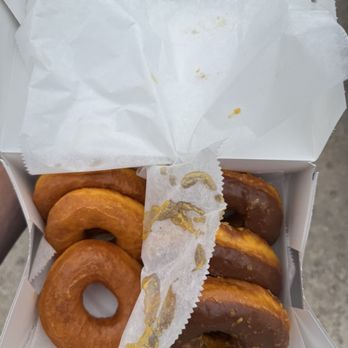 Round Rock Donuts - Glazed and chocolate covered donuts - Bakeries Near Me - Round Rock, Texas