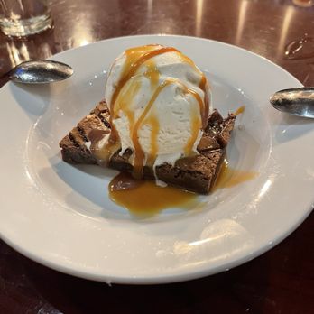 The Chef's Table - Dessert - hot brownie, vanilla bean ice cream and caramel syrup. Delicious. - New American Near Me - Rocklin, California