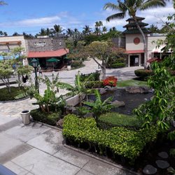 Queen's Marketplace plaza - Enjoy the beautiful plants and flowers that fill up this nice space