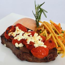Complexe Évasion - Le Grill et 19 Lounge - Sirloin, goat cheese and roasted tomatoes