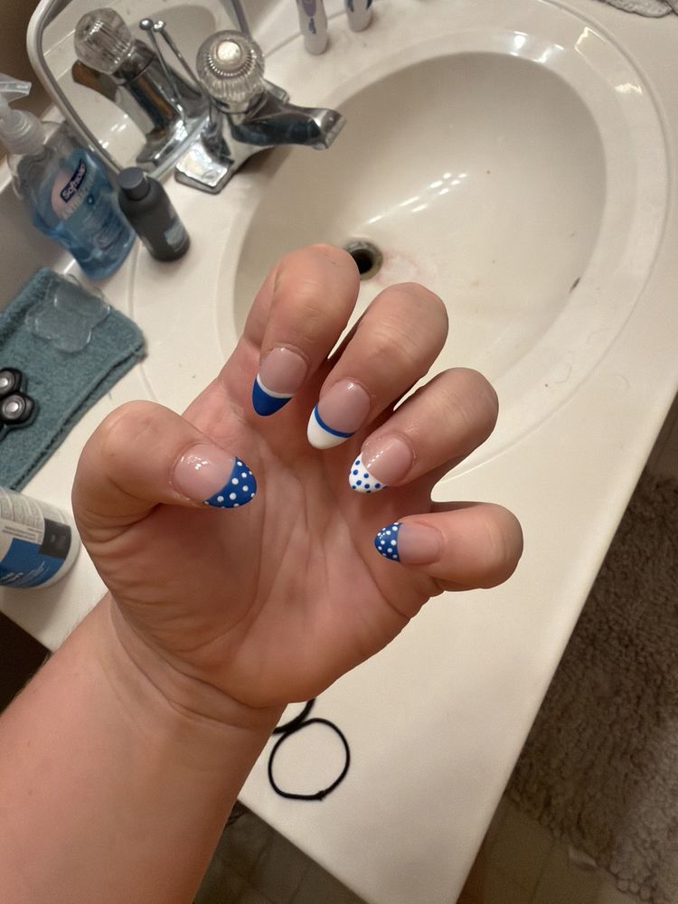 Nails On Commercial Logo