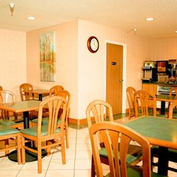 Monument Inn & Suites - Enjoy a hot breakfast!
