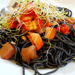 Los Arcos Bodega Gastronómica - Ensalada Thai, fideos de sepia, atun macerado fresas y tallarines.