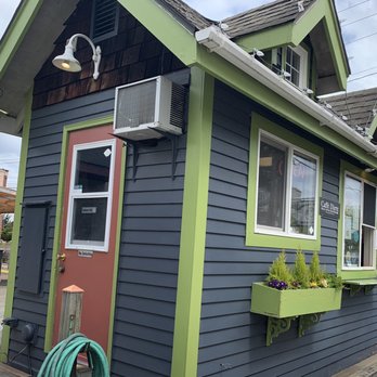 Common Grounds Espresso - the exterior of a small house - Coffee & Tea Near Me - Carlton, Oregon Common Grounds Espresso - the exterior of a small house - Coffee & Tea Near Me - Carlton, Oregon