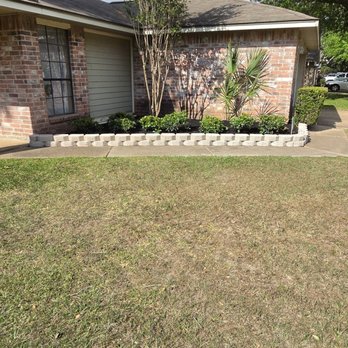 Razo’s Lawn & Landscaping - Larger picture of Flower Bed - Landscaping Near Me Razo’s Lawn & Landscaping - Larger picture of Flower Bed - Landscaping Near Me