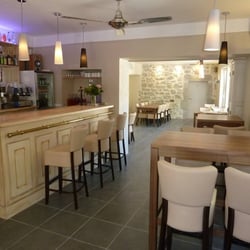 Restaurant - Auberge du Vieux Lanas - Le bar et la salle de restaurant de l'auberge du vieux Lanas, hôtel** restaurant en Ardèche