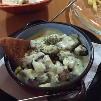 Bernal - Cazuela de solomillo con salsa de queso viejo sobre cama de patatas fritas - Tapas Bars Near Me - Bollullos de la Mitación, SE Bernal - Cazuela de solomillo con salsa de queso viejo sobre cama de patatas fritas - Tapas Bars Near Me - Bollullos de la Mitación, SE