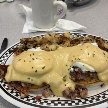 Comets Diner - Irish eggs, Benedict, homemade w homemade in house corned beef hash - American Near Me - Tyngsboro, Massachusetts