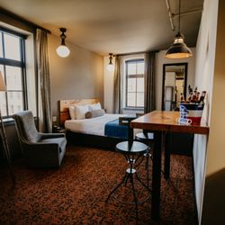 Brewhouse Inn & Suites - Studio King Suite
