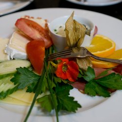 Blumencafé - Brunch mit Schinken und Käse