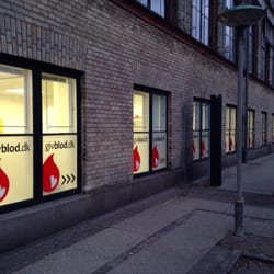 Den Mobile Blodbank, Amager Hospital - Du finder Den Mobile Blodbank til højre for den store hovedindgangen til Amager Hospital