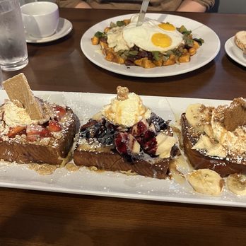 Honeybear Cafe - French toast flight + chicken fried chicken skillet - Breakfast & Brunch Near Me - Chicago, Illinois