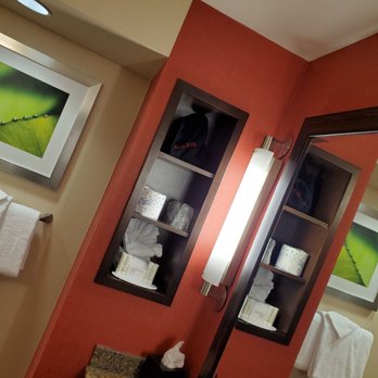 Courtyard by Marriott Los Angeles Woodland Hills - Cute bathroom shelves. August, 2021 - Hotels Near Me - Woodland Hills, California