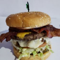 Jackson Hole - Grisswald burger, bacon, ham, lettuce, onion, pickles, tomato, cheese