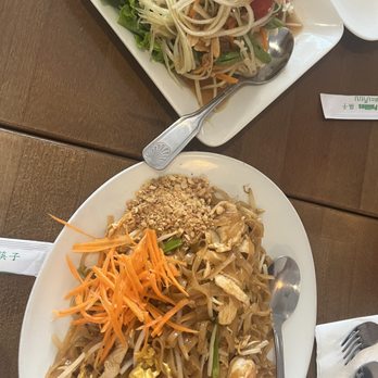 S T Noodle Bar - Pad Thai and papaya salad - Thai Near Me - Long Beach, California S T Noodle Bar - Pad Thai and papaya salad - Thai Near Me - Long Beach, California
