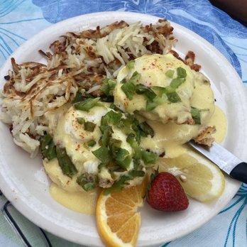 Donner Lake Kitchen - Eggs Benedict with fried chicken - Breakfast & Brunch Near Me - Truckee, California