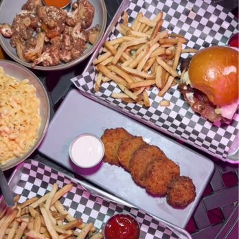 Velvet Oak Tavern - Yummy - Pubs Near Me - Houston, Texas Velvet Oak Tavern - Yummy - Pubs Near Me - Houston, Texas
