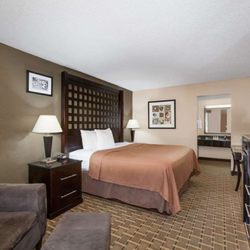Super 8 by Wyndham Atoka - Guest room