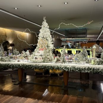 Sheraton Lisboa Hotel & Spa - Holiday Display - Hotels Near Me - Lisbon, 11