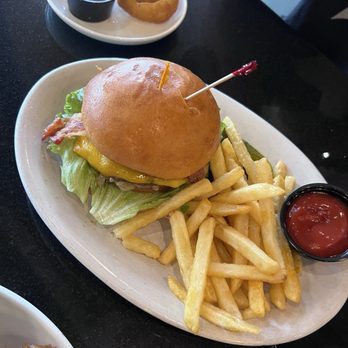 Mad Duck Craft Brewing Campus Pointe - Backyard Burger - New American Near Me - Fresno, California Mad Duck Craft Brewing Campus Pointe - Backyard Burger - New American Near Me - Fresno, California