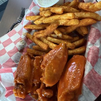 Wing Snob - Buffalo Wings with Sweat Heat Fries - Chicken Wings Near Me - Glen Carbon, Illinois Wing Snob - Buffalo Wings with Sweat Heat Fries - Chicken Wings Near Me - Glen Carbon, Illinois
