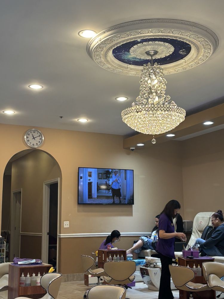Simply Nails & Spa Logo