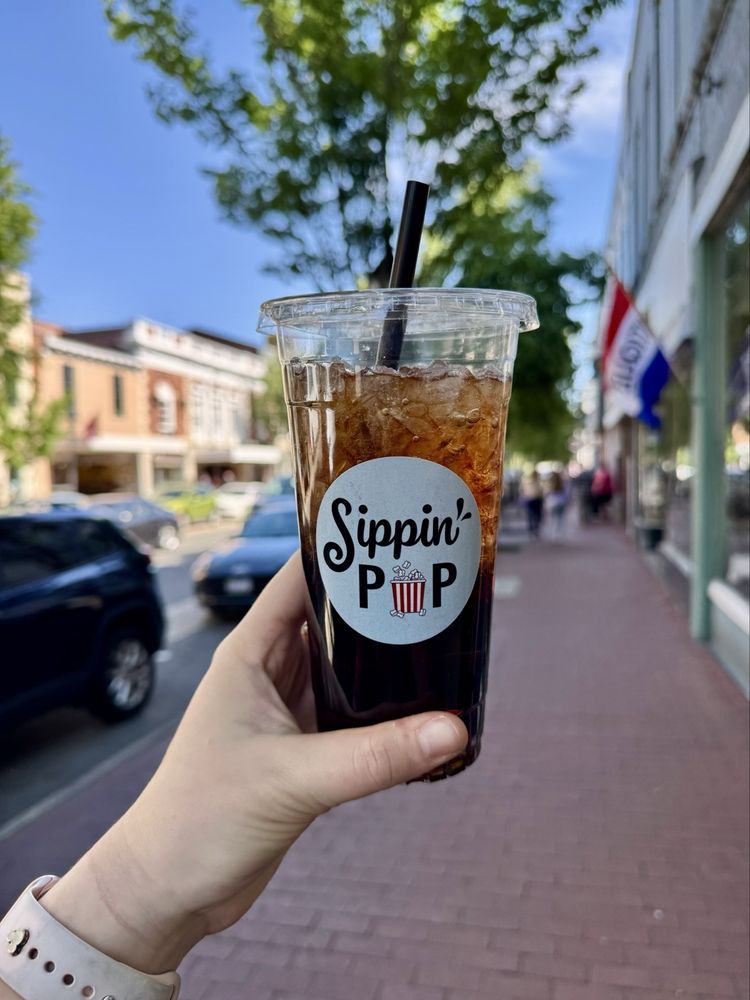 Sippin’ Pop Logo