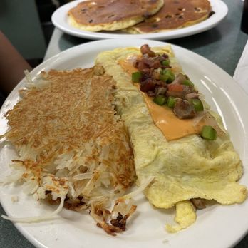 Jack & Mary's Restaurant - Omelette w/ hash-browns and 2 chocolate chip pancakes. - American Near Me - Orlando, Florida