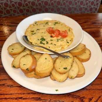 Uno Pizzeria & Grill - Pizza Near Me - Tabb, Virginia