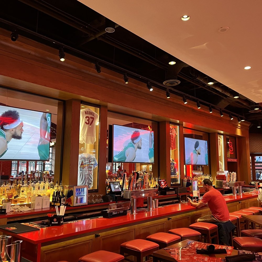 Cardinals Nation - people sitting at the bar - American Near Me - Saint Louis, Missouri Cardinals Nation - people sitting at the bar - American Near Me - Saint Louis, Missouri