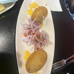 Lomo Con Tacu Tacu Papa Rellena Tallarin Verde Con Pollo Papa a La Huancaina