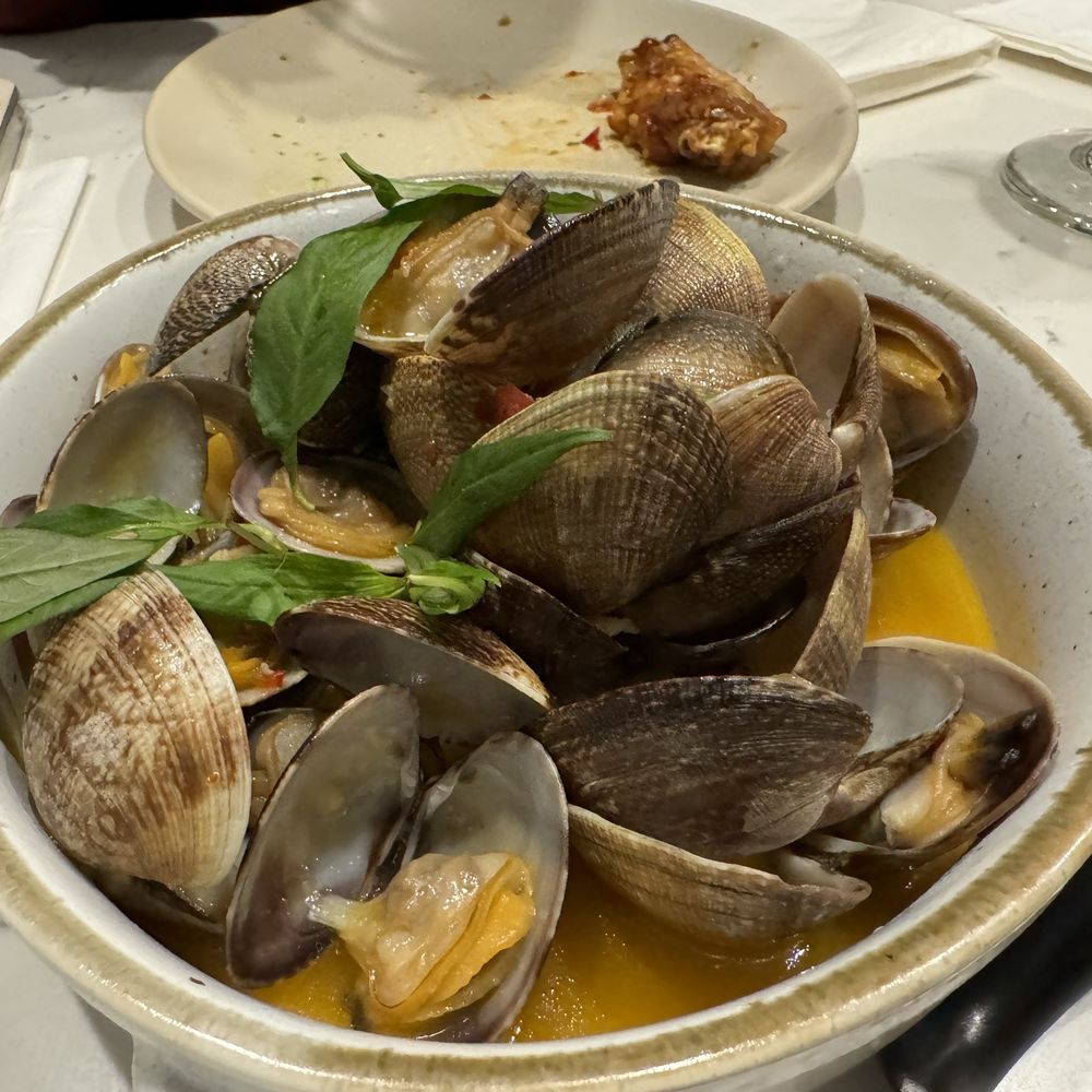 Em Vietnamese Bistro - Garlic butter clams - Vietnamese Near Me - Brooklyn, New York Em Vietnamese Bistro - Garlic butter clams - Vietnamese Near Me - Brooklyn, New York