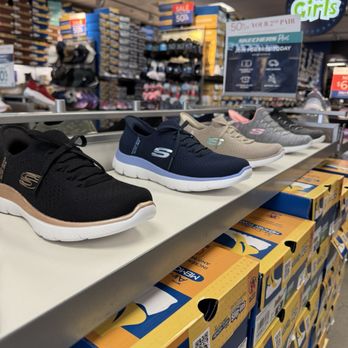 SKECHERS Factory Outlet - Shoe Stores Near Me - Gilroy, California