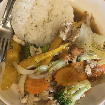 Thai Pudpong Restaurant - Cashew chicken lunch special - Thai Near Me - West Vancouver, British Columbia Thai Pudpong Restaurant - Cashew chicken lunch special - Thai Near Me - West Vancouver, British Columbia