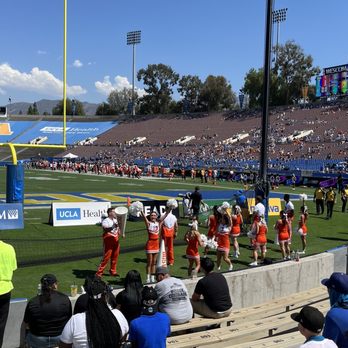 Rose Bowl Stadium - Bowling Green cheer - Stadiums & Arenas Near Me - Pasadena, California
