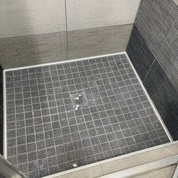 Fitness 19 - Dirty shower  Hasn't been cleaned in four  weeks. - Trainers Near Me - Moorpark, California
