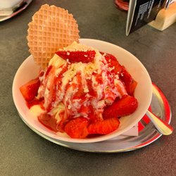 Eis Cafe Venezia - Spaghetti Eis mit Erdbeeren