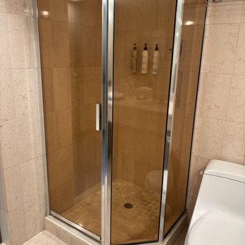 Metropolitan Hotel Vancouver - Shower, which is a bit tight - Hotels Near Me - Vancouver, British Columbia Metropolitan Hotel Vancouver - Shower, which is a bit tight - Hotels Near Me - Vancouver, British Columbia