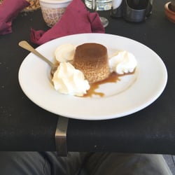 Bar El Prat Besalú - Flan casero con nata.