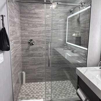 Silver Cloud Hotel - Tacoma Waterfront - Bathroom shower - Hotels Near Me - Tacoma, Washington Silver Cloud Hotel - Tacoma Waterfront - Bathroom shower - Hotels Near Me - Tacoma, Washington