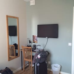 City Stay Uppsala - Small study table and flat screen TV
