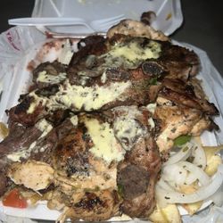 Honduras Grill - Plato de $26 que trae costilla, carne asada, chorizo, pollo asado, tajadas, aderezo, frijoles y que fresco