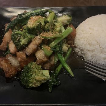 Wan Waan - Roasted pork belly with broccoli and green beans, delicious and spicy - Thai Near Me - New York, New York Wan Waan - Roasted pork belly with broccoli and green beans, delicious and spicy - Thai Near Me - New York, New York