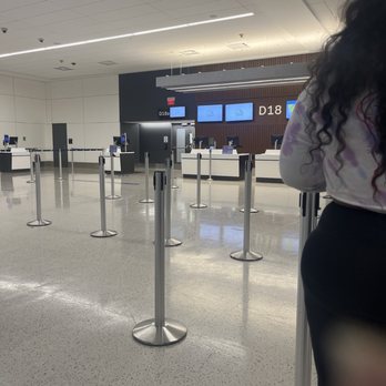 Spirit Airlines - No line at 4am - Airlines Near Me - Houston, Texas