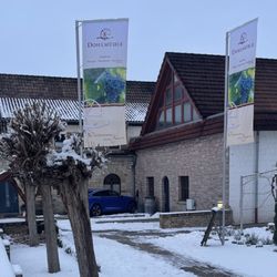 Restaurant Dohlmühle - Die Fahnen zeigen den Weg ins hauseigene Weingut