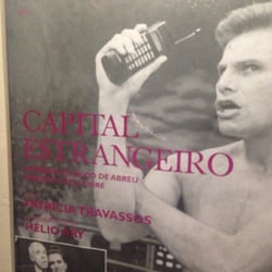 Teatro Bibi Ferreira - Edson Celulari com um celular na mão