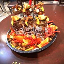 Cervezas con fruta y Camarones