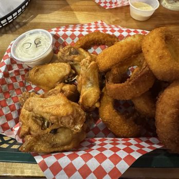 Rough-Cut Grill & Bar - Wing basket - American Near Me - Milaca, Minnesota